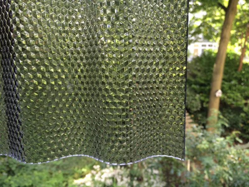Bild mit Acryl-Lichtplatte in Graphit mit Wabenstruktur welches die Lichtdurchlässigkeit demonstriert. Bild mit Acryl-Lichtplatte in Graphit mit Wabenstruktur welches die Lichtdurchlässigkeit demonstriert.